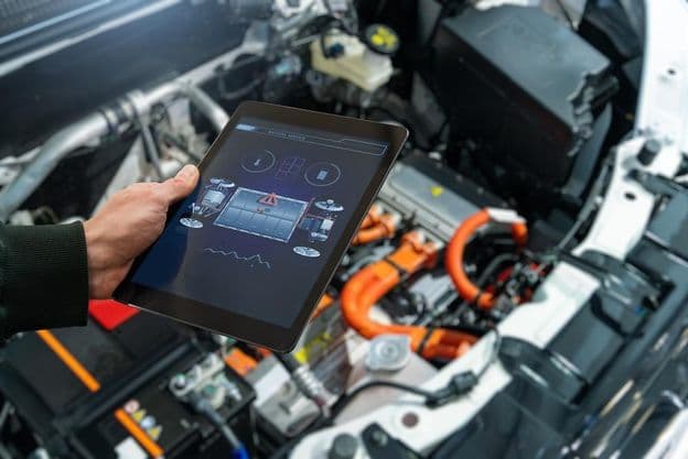Elektromos autó akkumulátorának ellenőrzése a szervizközpontban