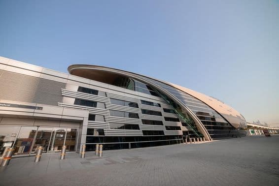 Dubai metróállomás külső része az Egyesült Arab Emírségekben