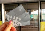 Egy nő két NOL metrókártyát tart a kezében